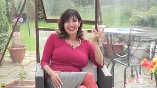 Gorgeous mature mother with hungry pussy