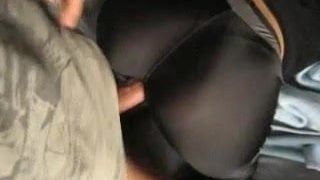 in schwarzer Leggings von hinten gefickt