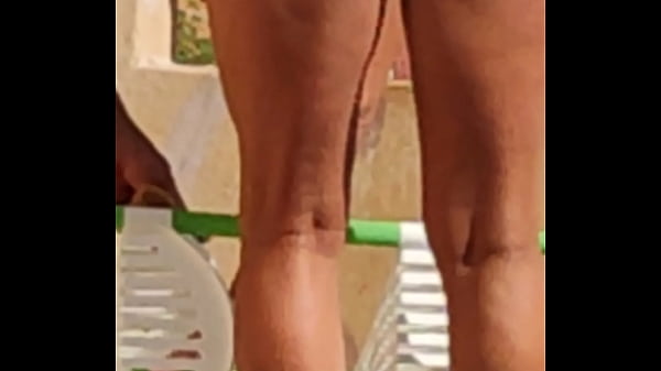 Casada exibicionista com micro biquini