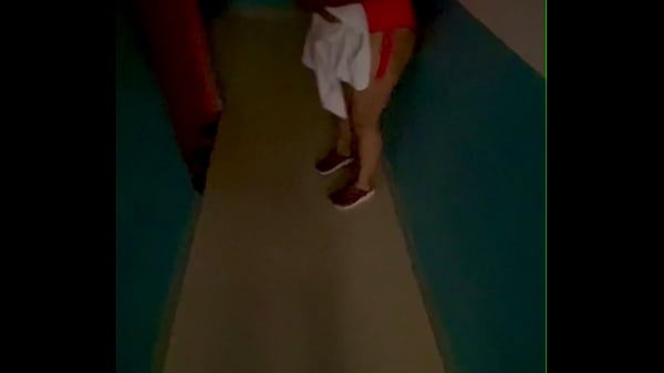 Me encuentro a mujer latina en un hotel