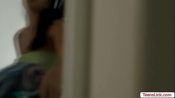 Teen Ebony facesitted by sorority mate