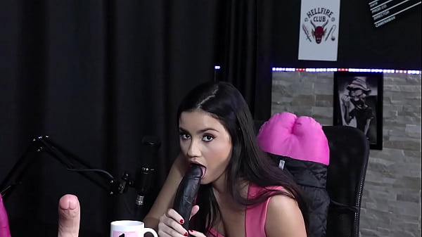 Gostosa demonstra o seu boquete nos brinquedinhos, cheia de tesão – Karen Gonçalves (SHEER/RED)